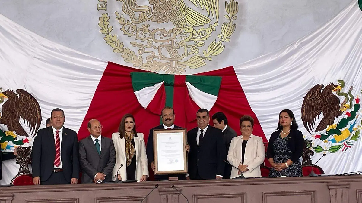 Entrega de presea en facultad de derecho